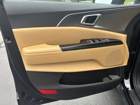 Used 2024 Kia Carnival LX image 7