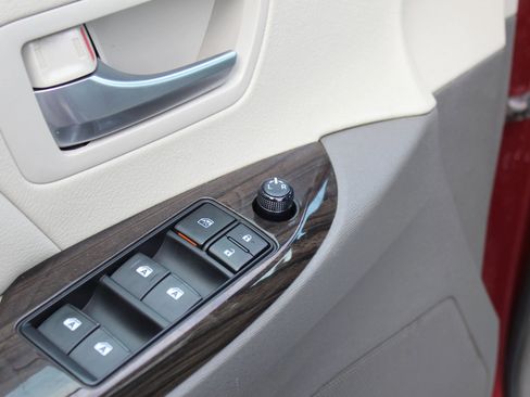 Used 2015 Toyota Sienna XLE Premium image 21