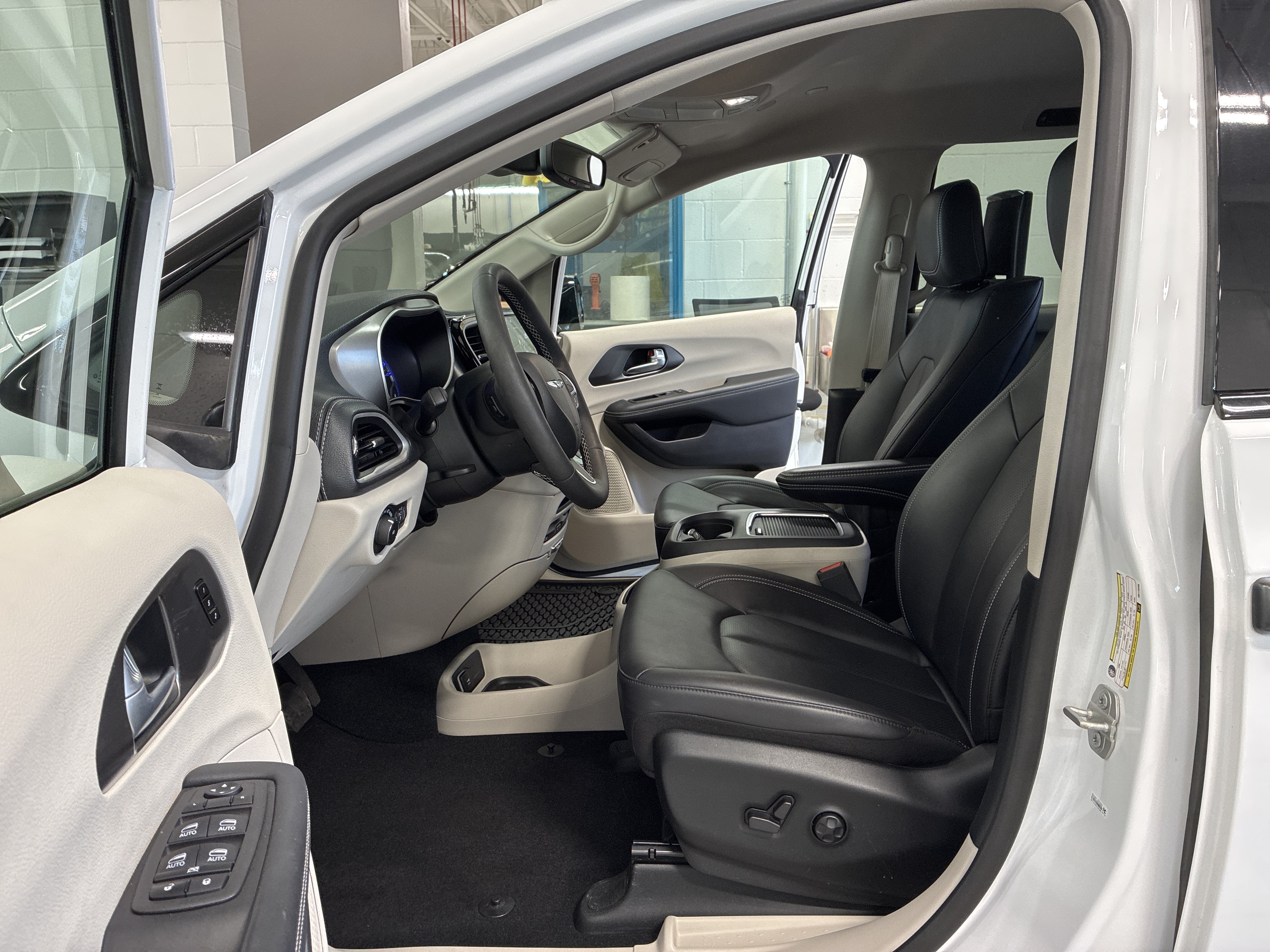Certified 2024 Chrysler Pacifica Touring-L w/ Uconnect Theater Family Group AWD/4WD image 18