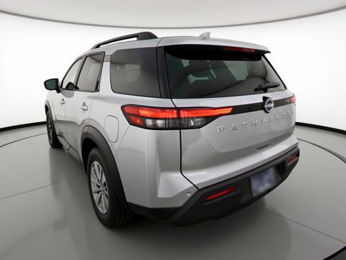 Used 2025 Nissan Pathfinder SV image 6