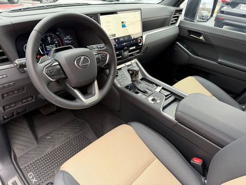 Used 2025 Lexus GX 550 image 9