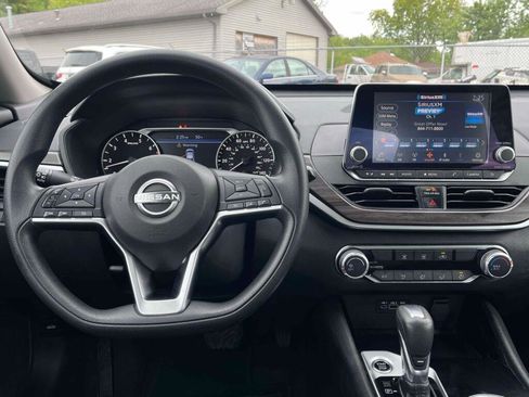 Used 2024 Nissan Altima 2.5 SV FWD image 2
