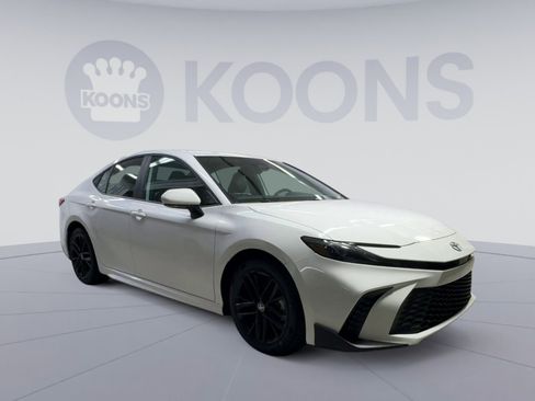Used 2025 Toyota Camry SE FWD image 2