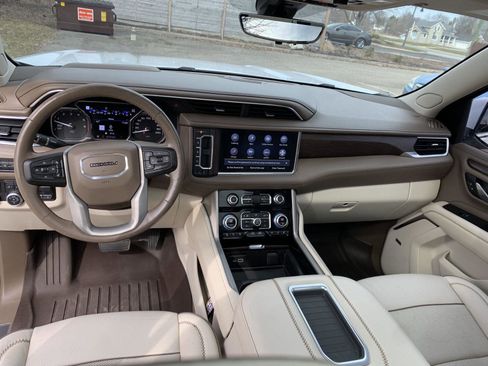 Used 2021 GMC Yukon XL Denali w/ Denali Premium Package AWD/4WD image 8
