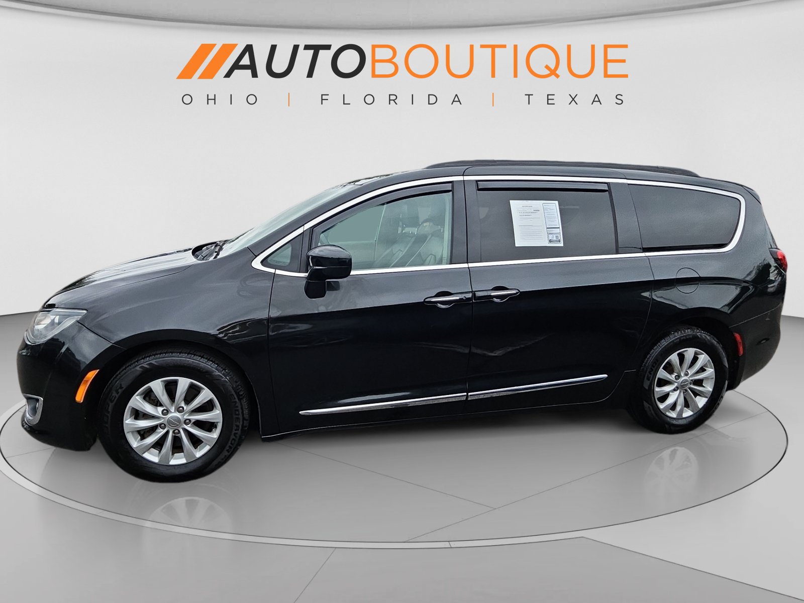 Used 2017 Chrysler Pacifica Touring-L FWD image 2