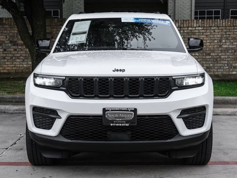 Used 2023 Jeep Grand Cherokee Altitude AWD/4WD image 10