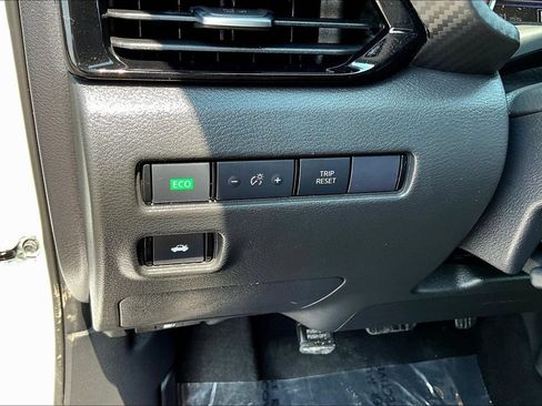 Used 2024 Nissan Sentra SV FWD image 17