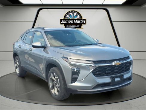 Used 2025 Chevrolet Trax LT FWD image 3