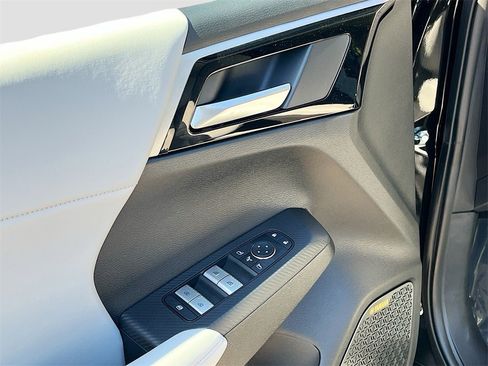 New 2025 Mitsubishi Outlander SE image 18