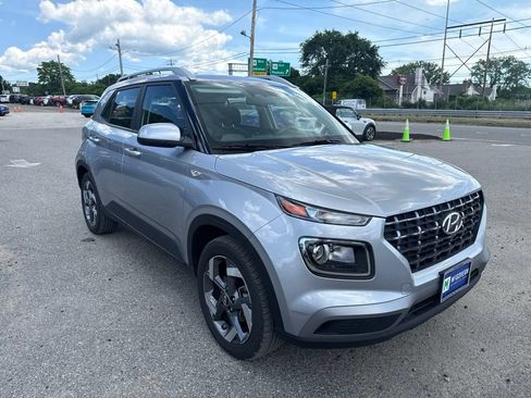 Used 2025 Hyundai Venue SEL FWD image 3