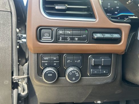 Used 2022 Chevrolet Suburban High Country w/ Premium Package AWD/4WD image 31