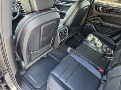 Used 2022 Porsche Cayenne AWD/4WD image 15