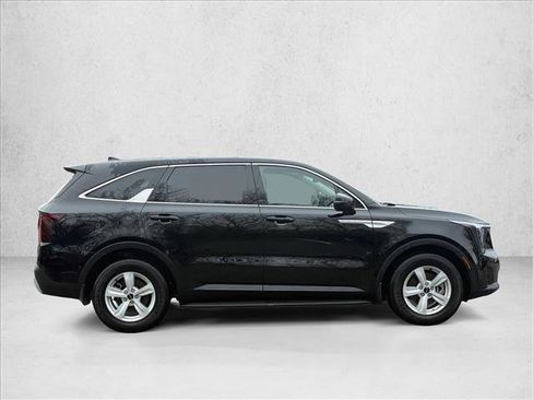 Used 2025 Kia Sorento LX image 4