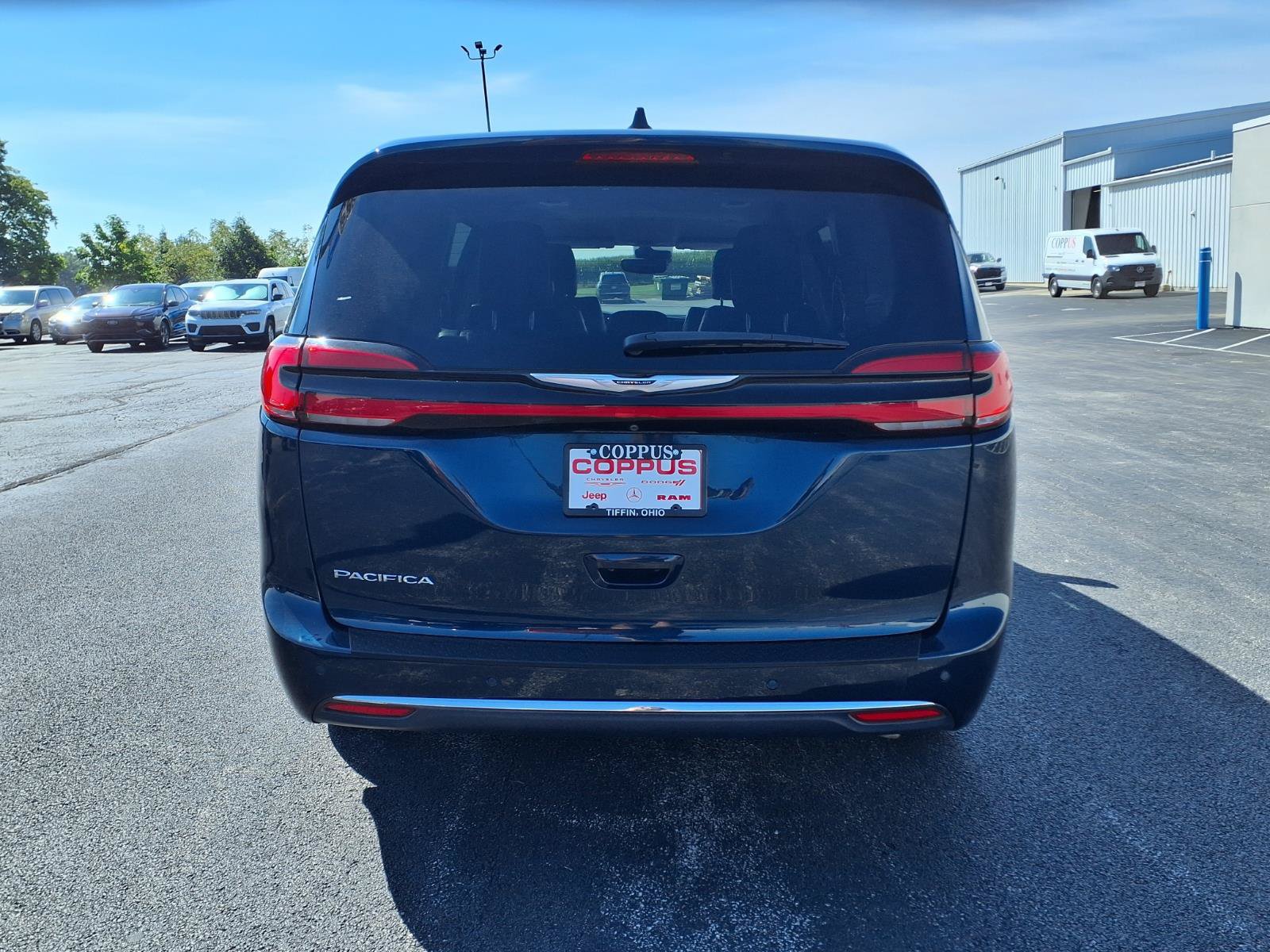 Used 2023 Chrysler Pacifica Touring-L FWD image 7