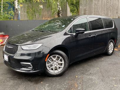 Used 2025 Chrysler Pacifica Select
