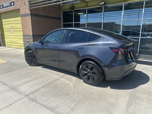 Used 2025 Tesla Model Y Long Range RWD image 4