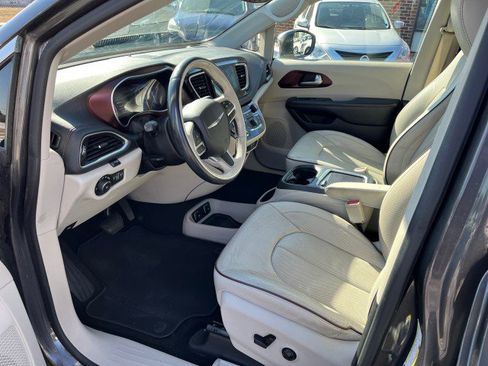 Used 2017 Chrysler Pacifica Limited w/ UConnect Theater Package image 13