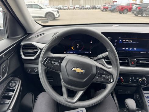Used 2025 Chevrolet TrailBlazer LT AWD/4WD image 9
