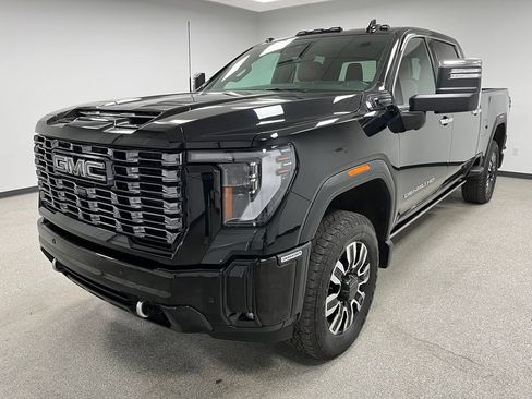 Used 2025 GMC Sierra 3500 Denali Ultimate AWD/4WD image 4