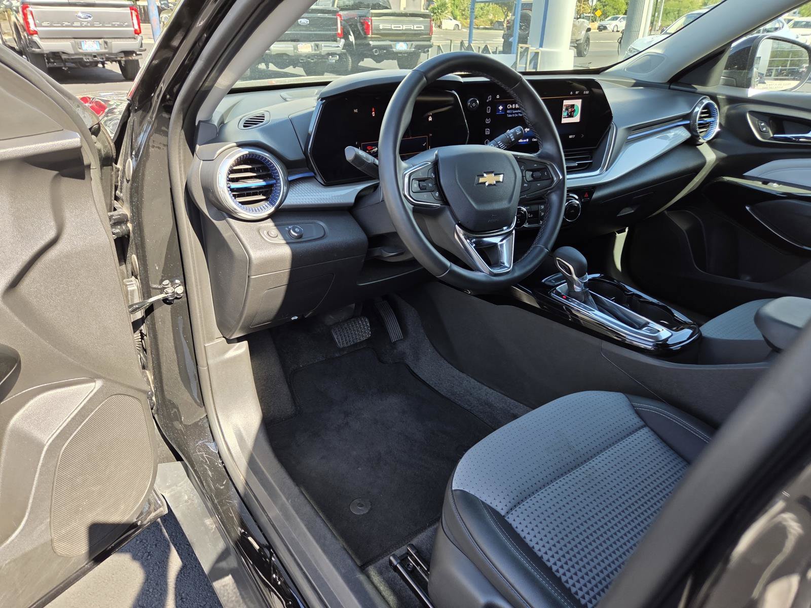 Used 2025 Chevrolet Trax LT w/ LT Convenience Package FWD image 11