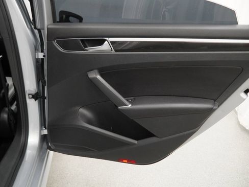 Used 2018 Volkswagen Passat 3.6 image 41