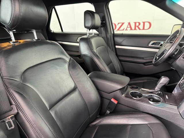 Used 2017 Ford Explorer XLT w/ Equipment Group 202A FWD image 32
