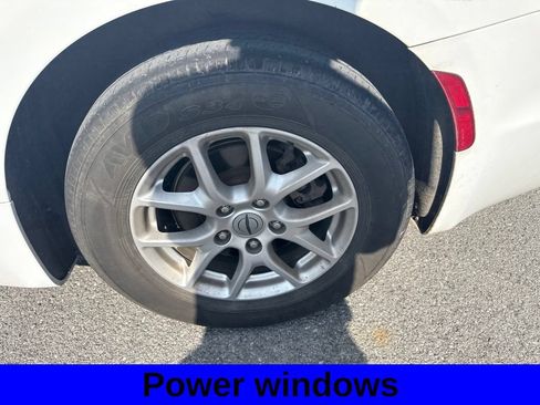 Used 2023 Chrysler Pacifica Touring-L FWD image 9