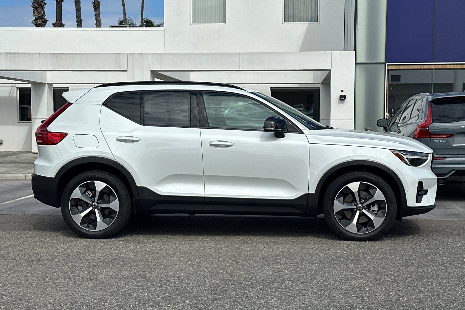 Certified 2025 Volvo XC40 B5 Plus AWD/4WD image 3