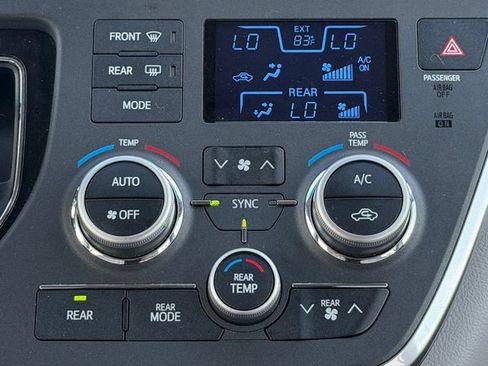 Used 2015 Toyota Sienna LE FWD image 24