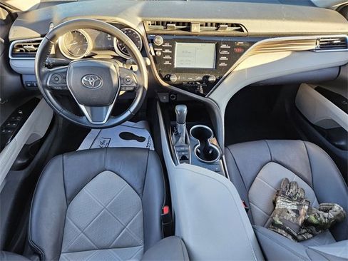 Used 2018 Toyota Camry XLE image 8