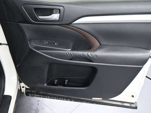 Used 2015 Toyota Highlander XLE AWD/4WD image 13