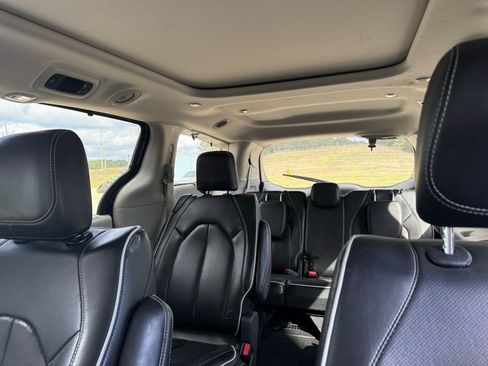 Used 2023 Chrysler Pacifica Limited image 4
