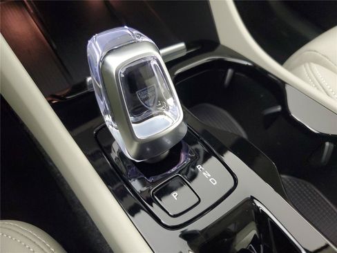 Certified 2025 Volvo XC40 B5 Plus AWD/4WD image 28