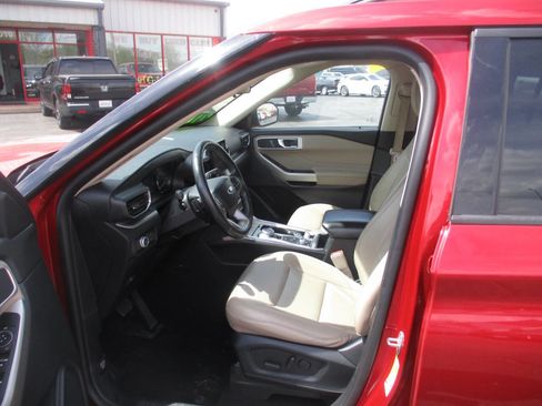 Used 2021 Ford Explorer XLT w/ Equipment Group 202A AWD/4WD image 13