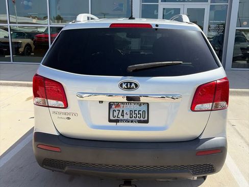 Used 2012 Kia Sorento LX w/ Convenience Pkg FWD image 3