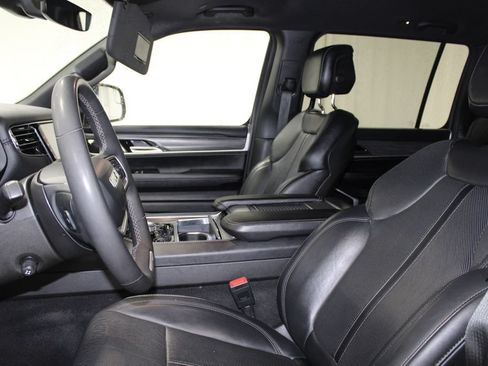 Used 2023 Jeep Wagoneer L Series III w/ Preferred Equipment Group AWD/4WD image 18