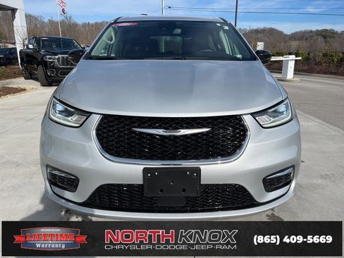 Used 2024 Chrysler Pacifica Touring-L image 30