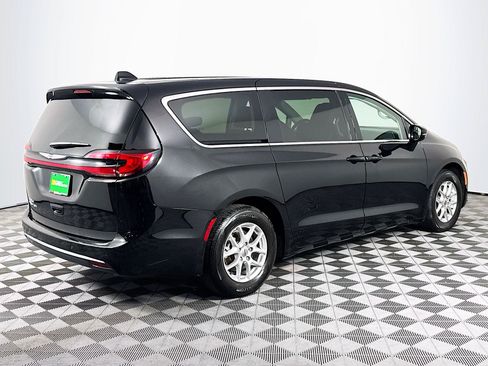 Used 2024 Chrysler Pacifica Touring-L FWD image 8