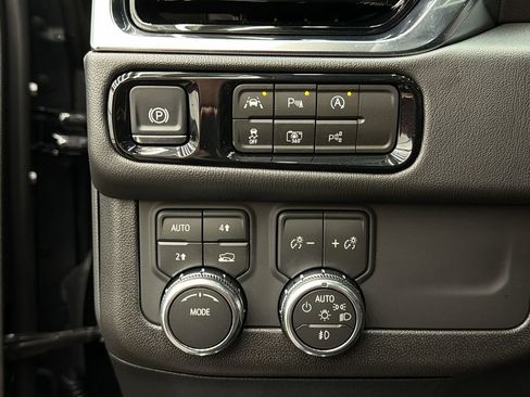 Used 2026 GMC Yukon Denali w/ Sun & Power Step Package image 28