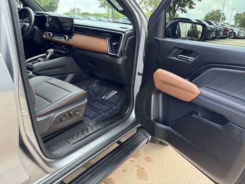 Used 2024 GMC Canyon AT4 w/ AT4 Premium Package AWD/4WD image 17