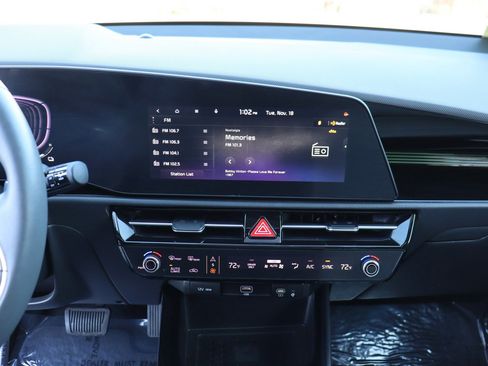 Used 2023 Kia Niro SX image 32