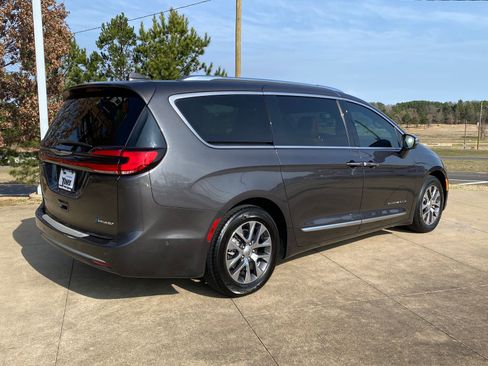Used 2021 Chrysler Pacifica Pinnacle image 6