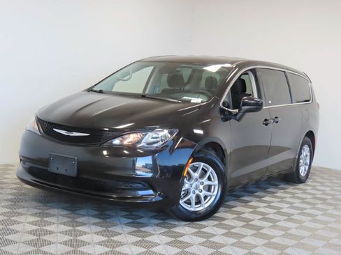 Used 2023 Chrysler Voyager LX FWD image 1