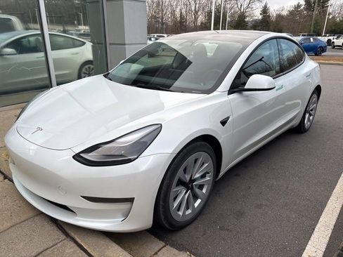 Used 2023 Tesla Model 3 Standard Range image 1
