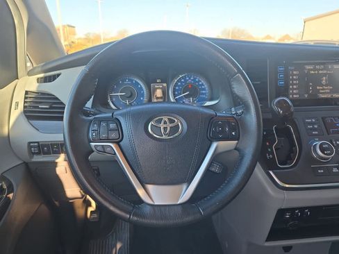 Used 2017 Toyota Sienna XLE image 24