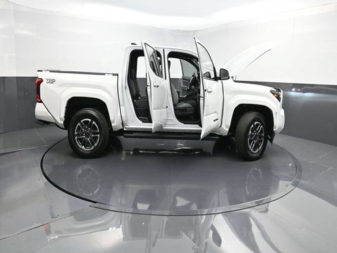 Used 2024 Toyota Tacoma TRD Sport AWD/4WD image 35