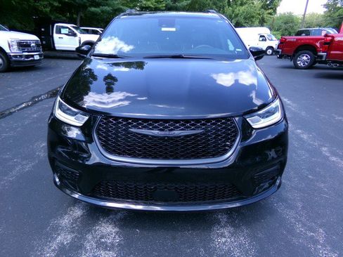 Used 2025 Chrysler Pacifica Limited FWD image 3