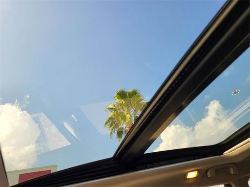 Used 2019 Nissan Rogue SL w/ Premium Package image 16