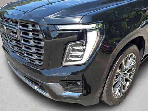 Used 2026 GMC Yukon XL Denali w/ Denali Reserve Package AWD/4WD image 9