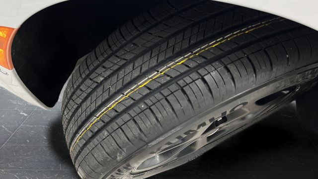 Used 2024 Chrysler Pacifica Limited FWD image 38